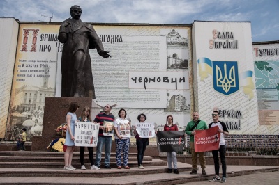 У Чернівцях активісти приєдналися до Всеукраїнської акції "Україна питає: хто замовив Катю Гандзюк?"