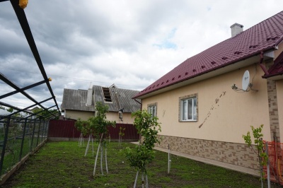 «Здалося, що на нас падає літак»: буковинці, що постраждали від смерчу, розповіли про пережите