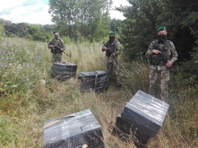 На березі Прута знайшли 6 тисяч пачок сигарет: вночі їх мали переправити через кордон