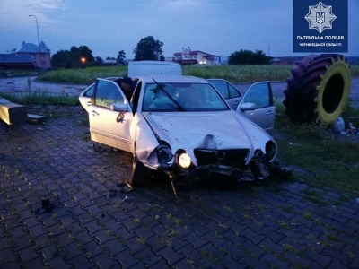 На Буковині водій на «Мерседесі» втікав від поліції і врізався в електроопору - фото