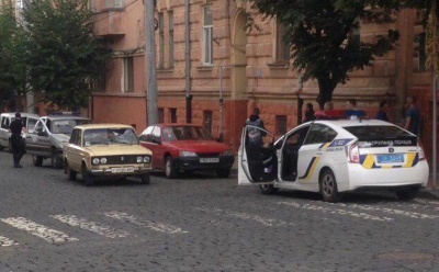 Конфлікт на дорозі: у Чернівцях байкери розбили лобове скло автівки, яка нібито їх «підрізала»