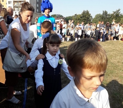 Замість святкової лінійки — аніматори: у школі у Чернівцях провели незвичне Перше вересня