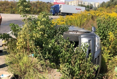 На об’їзній дорозі в Чернівцях авто злетіло в кювет – фото