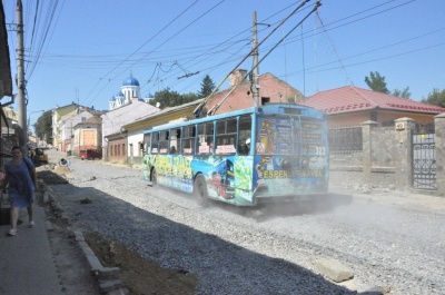 У Чернівцях на вулиці Руській відновили рух тролейбусів - фото