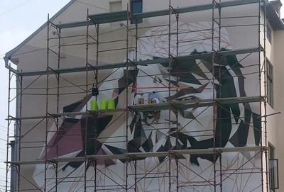 На фасаді будинку в Чернівцях створюють мурал із зображенням Миколайчука – фото