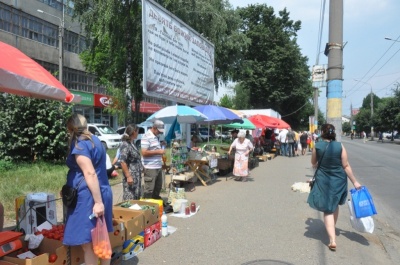 У Чернівцях мама 12-ти дітей торгувала зеленню з тротуару: справу розглянув суд