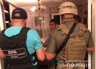 Поліцейського, якого в Чернівцях спіймали на продажі наркотиків, відпустили із СІЗО під заставу – ЗМІ