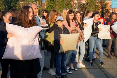 Чернівцям не вдалося побити всеукраїнський рекорд із бою подушками – фото