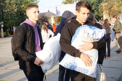 Чернівцям не вдалося побити всеукраїнський рекорд із бою подушками – фото