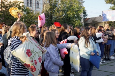 Чернівцям не вдалося побити всеукраїнський рекорд із бою подушками – фото