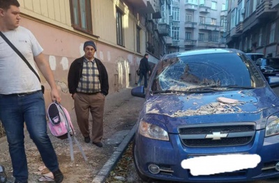 У центрі Чернівців обвалився фасад будинку і потрощив припаркований легковик – фото