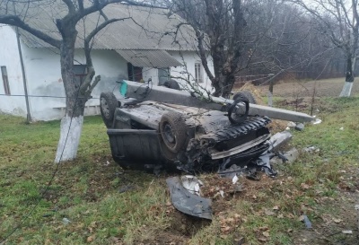 Біля Сторожинця зіткнулися два авто: «Фольскваген» перекинувся і зніс електроопору - фото