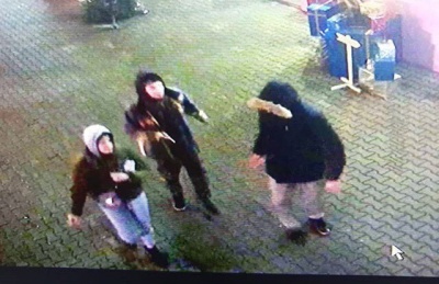 У Чернівцях троє невідомих зламали фотозону та ялинку біля торгового центру - відео