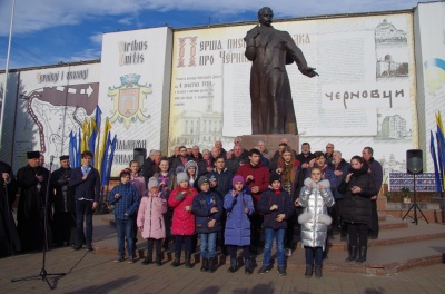День Соборності України: у центрі Чернівців утворили ланцюг єднання – фото