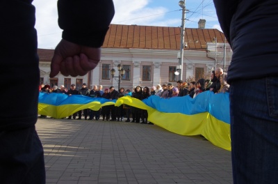 День Соборності України: у центрі Чернівців утворили ланцюг єднання – фото