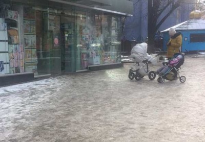 У Чернівцях майже 30 підприємців отримали штрафи через слизькі тротуари і сходи