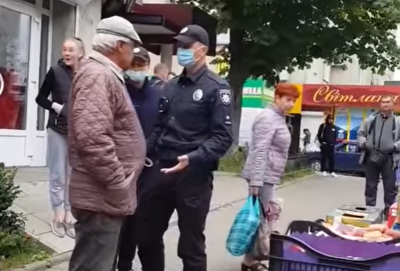 «Поводився агресивно»: у поліції розповіли, чому на пенсіонера в Чернівцях одягнули наручники