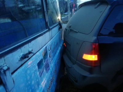 Відмовили гальма: у Чернівцях тролейбус зіткнувся з автівкою -  фото