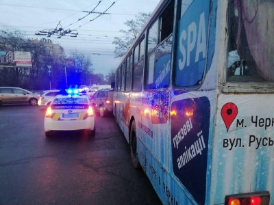 Відмовили гальма: у Чернівцях тролейбус зіткнувся з автівкою -  фото