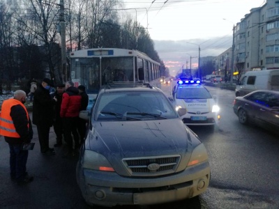 Відмовили гальма: у Чернівцях тролейбус зіткнувся з автівкою -  фото