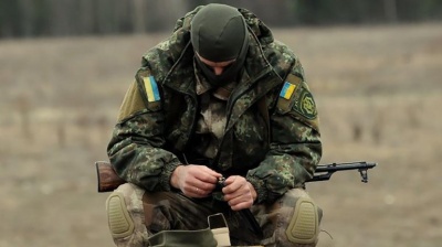 На Донбасі підірвався ще один український військовий: його життя рятують медики