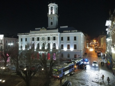 У Чернівцях розслідують ДТП з тролейбусом біля ратуші: ймовірно, відмовили гальма
