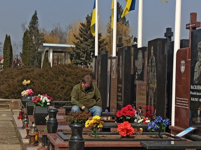 Фото батька двох загиблих на фронті бійців з Чернівців зворушило українців