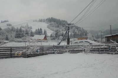 Холод не відступає: у селі на Буковині досі йде сніг – фото