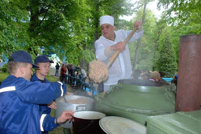 Ветеранів пригощали кашею і фронтовими сто грамами