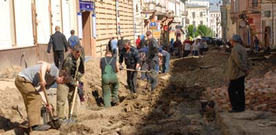 На Кобилянської сто людей копають вручну траншеї