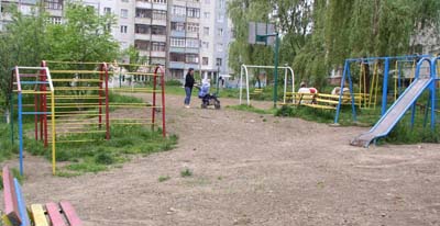 У пісочницях гадять собаки, а гойдалки і лавки ламають п’яниці