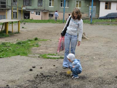 У пісочницях гадять собаки, а гойдалки і лавки ламають п’яниці