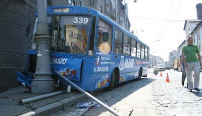 На вулиці Гагаріна некерований тролейбус врізався в стовп