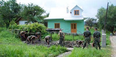 Військові розчищають дороги і копають канали