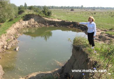 Вашківці потонули у смітті і сварках