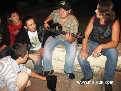 На Театральній площі можна пограти в сокс, поспівати під гітару і знайти багато друзів