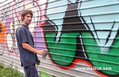 Майстри графіті розмалювали залізний паркан у Чернівцях
