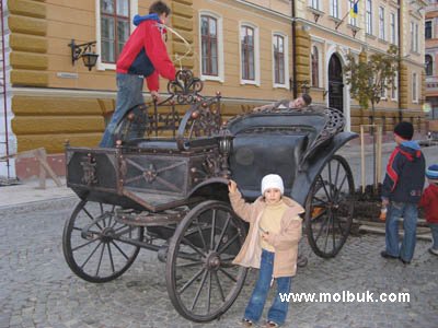 Біля Палацу урочистих подій встановили ковану карету