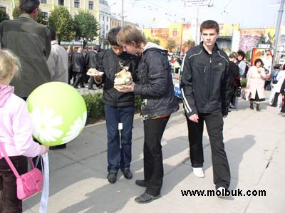 Шестиметровий торт з’їли за лічені хвилини