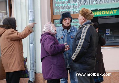 Дедалі більше пенсіонерів одержують пенсії в касах і банкоматах