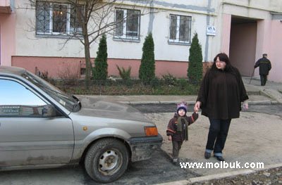 Двір перетворився на автомобільну стоянку