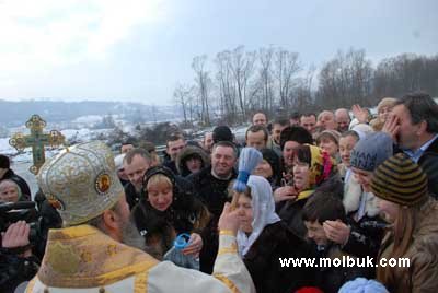 Сотні людей на Водохреща купалися у Пруті