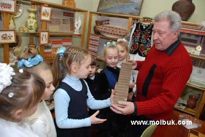 У шкільному музеї – рушники з рідного села Шевченка