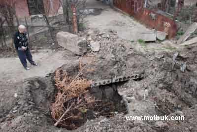 В яму, вириту водоканалом, падають діти