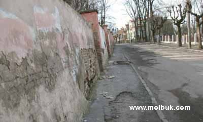 Паркан біля університету може впасти