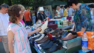 Долар падає, а ціни не знижують