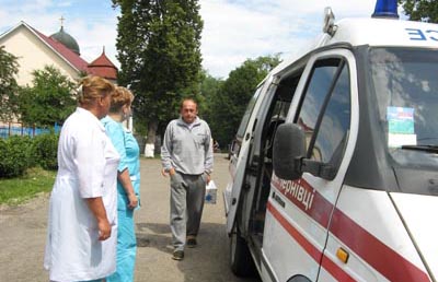 «Швидку» з сиреною не пропускають ні водії, ні пішоходи