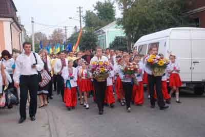 Чернівцями пройшлася фестивальна хода з українськими прапорами