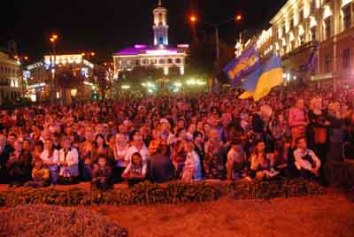 Чернівцями пройшлася фестивальна хода з українськими прапорами