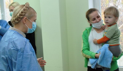 Тимошенко дякувала медикам і обіцяла доплати